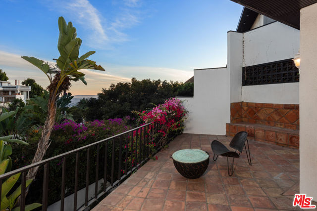 1790 Viewmont Drive, Los Angeles CA: https://media.crmls.org/mediaz/e3c6c721-3fa5-4bfe-843d-578816d4f371.jpg