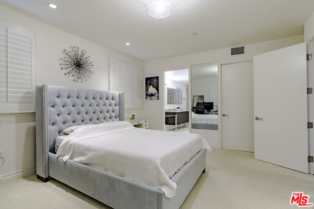 4661 Wilshire Boulevard, Los Angeles CA: https://media.crmls.org/mediaz/e3c91ef6-5e3f-45e4-9791-bff2f8b281a3.jpg