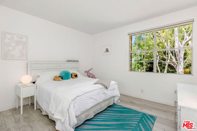 4342 Redwood Avenue, Marina del Rey CA: https://media.crmls.org/mediaz/e3c93db0-8e3c-41d4-87a4-27e49a600105.jpg