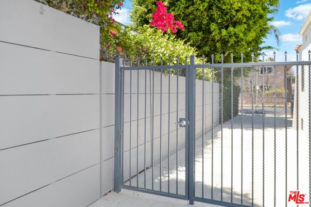 1446 S COCHRAN Avenue, Los Angeles CA: https://media.crmls.org/mediaz/e3c9472f-8cff-4a51-9ccb-9a95c5314482.jpg