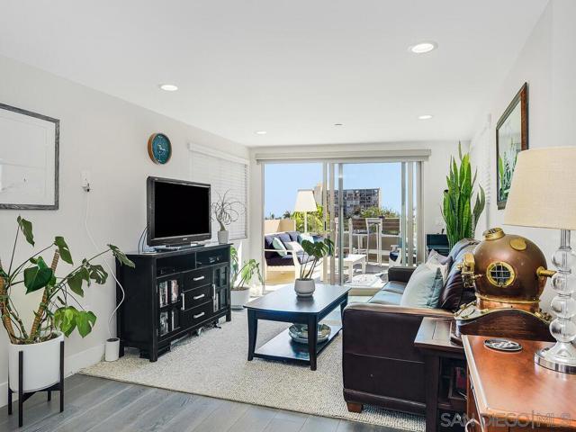 938 Opal St, San Diego CA: https://media.crmls.org/mediaz/e3c971bf-6000-4e92-afa7-e96e24073c99.jpg