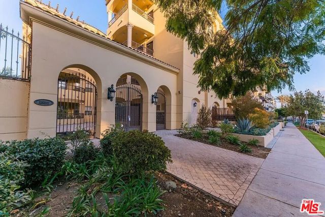 1522 Amherst Avenue, Los Angeles CA: https://media.crmls.org/mediaz/e3c97ec7-7203-4293-8217-6c9270ae2f54.jpg