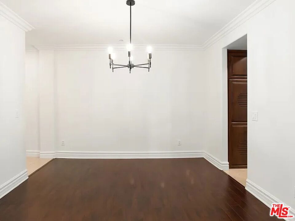 https://media.crmls.org/mediaz/e3cc3231-3339-4a45-bd8e-97ceac94c49b.jpg?preset=X-Large