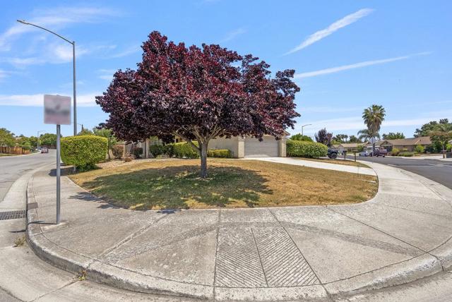 2301 Valley View Road, Hollister CA: https://media.crmls.org/mediaz/e3cc5128-1497-48a7-ada0-3e46e5eedd95.jpg