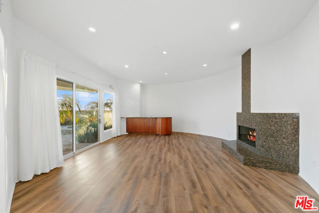 32215 Pacific Coast Highway, Malibu CA: https://media.crmls.org/mediaz/e3ccdd94-6a89-48e7-ba07-788bfb5d57a4.jpg