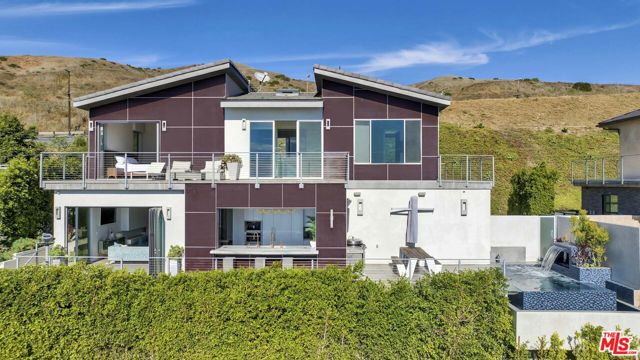 25423 Malibu Road, Malibu CA: https://media.crmls.org/mediaz/e3cd95b7-a36d-401f-a211-16753ee5fcd6.jpg