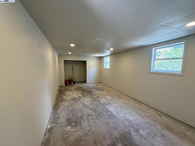 511 59Th St, Oakland CA: https://media.crmls.org/mediaz/e3ce1092-dcba-4b5d-bbb9-f8eed428d850.jpg