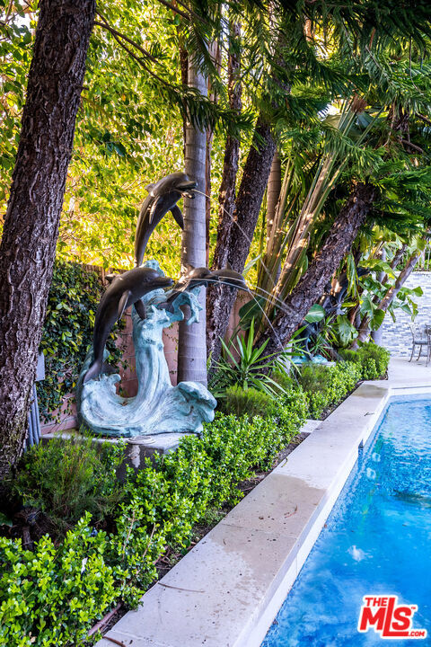 16601 Park Lane Circle, Los Angeles CA: https://media.crmls.org/mediaz/e3ced996-5f35-4728-9419-a93672302bd0.jpg