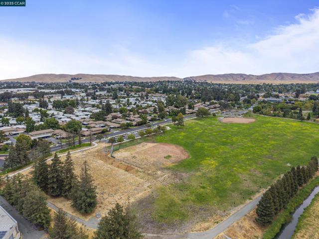 2065 Olivera Rd, Concord CA: https://media.crmls.org/mediaz/e3cf2158-29ee-4d5e-8925-14b66e6e5001.jpg