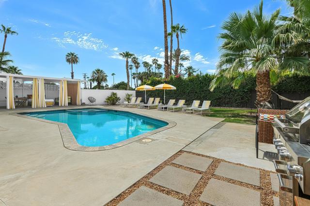 633 S Canon Drive, Palm Springs CA: https://media.crmls.org/mediaz/e3cf36ca-e1fb-4119-83f7-be43d07e7529.jpg