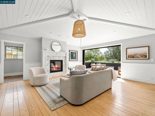 125 Sleepy Hollow Ln, Orinda CA: https://media.crmls.org/mediaz/e3cf7b51-227c-46d9-8cb4-dc24c0d8e6d0.jpg