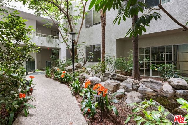 1375 Kelton Avenue, Los Angeles CA: https://media.crmls.org/mediaz/e3cf80f4-eb1a-4d58-a208-f7d323e31245.jpg