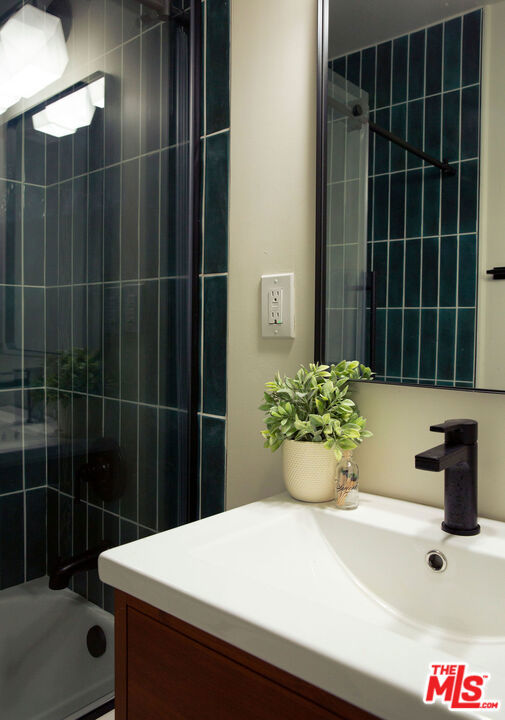 2046 S Burnside Avenue, Los Angeles CA: https://media.crmls.org/mediaz/e3cfd380-fece-405a-b63b-3ad05ab1bc19.jpg