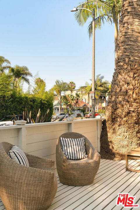 522 Altair Place, Venice CA: https://media.crmls.org/mediaz/e3d1c631-79ae-45cb-a11b-e629060d0fc6.jpg
