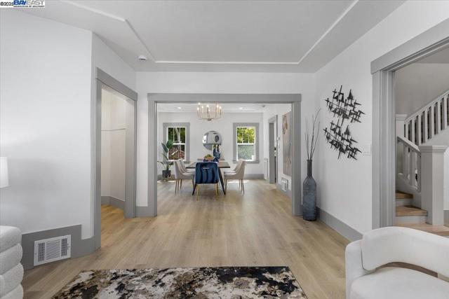 689 Santa Ray Ave, Oakland CA: https://media.crmls.org/mediaz/e3d2d2ad-4082-46bc-b35c-5557729dba4f.jpg