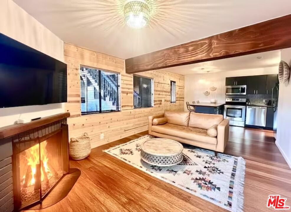 https://media.crmls.org/mediaz/e3d34b72-e32a-46b7-8198-31580caffb14.jpg?preset=X-Large