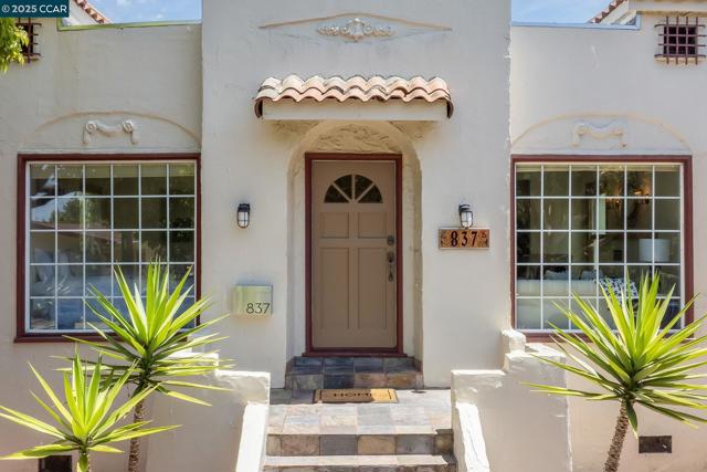 837 San Carlos Ave, Albany CA: https://media.crmls.org/mediaz/e3d4450e-fd83-4a54-ba09-1acfc97b4b9c.jpg
