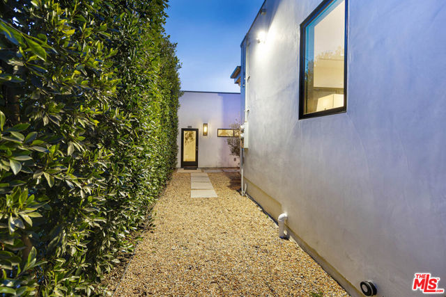 123 S Kilkea Drive, Los Angeles CA: https://media.crmls.org/mediaz/e3d450ac-0ae0-42fb-b1bf-c83d2dd24034.jpg