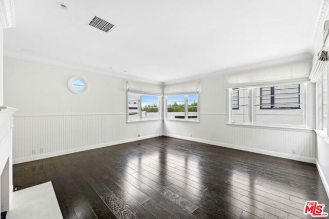9233 1/2 Doheny Road, West Hollywood CA: https://media.crmls.org/mediaz/e3d4ca1f-2f13-433e-9b2e-4b60722c0b9b.jpg