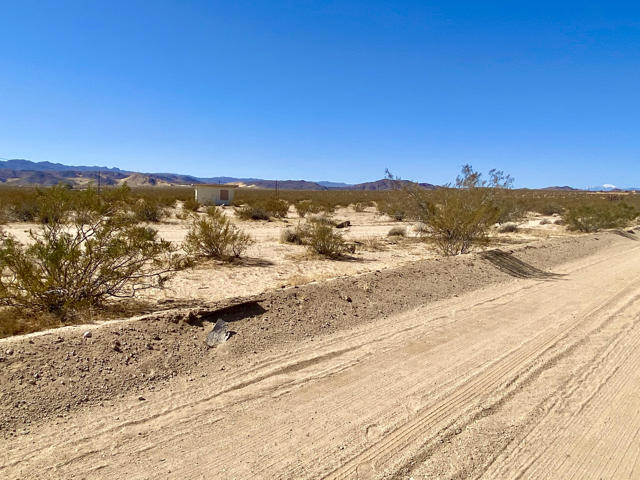 2424 Maize Road, 29 Palms CA: https://media.crmls.org/mediaz/e3d5668f-47a5-4db9-aeb1-b984804b2691.jpg