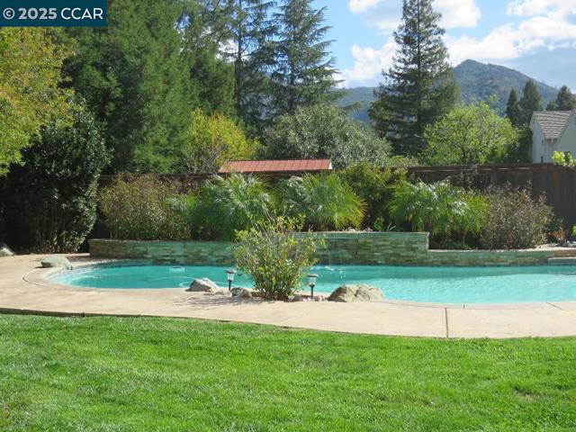310 Roundhill Pl, Clayton CA: https://media.crmls.org/mediaz/e3d57623-f74f-4fca-b552-6e6ba285d361.jpg