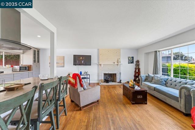 885 Tara Hills Dr, Pinole CA: https://media.crmls.org/mediaz/e3d6cad5-f673-4422-b337-8f777e1e4a48.jpg