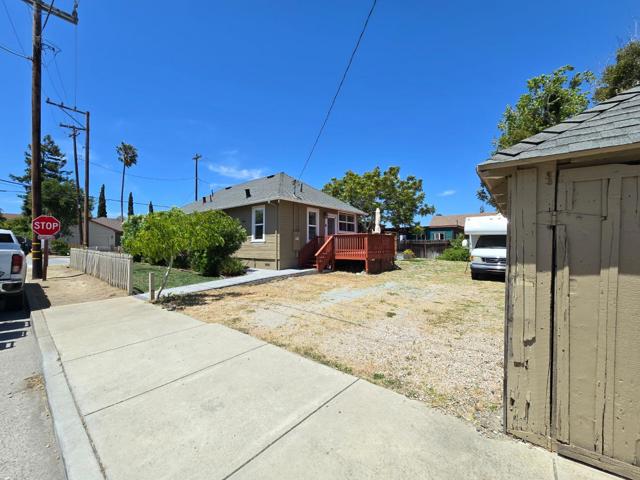 38 Monterey Street, San Juan Bautista CA: https://media.crmls.org/mediaz/e3d6fa11-42c3-4d7c-b1a6-077743999339.jpg