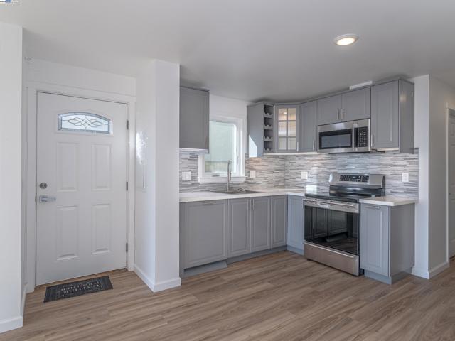 532 Heathcliff Dr, Pacifica CA: https://media.crmls.org/mediaz/e3d72807-1694-4e09-9afd-8b1acfb7503f.jpg