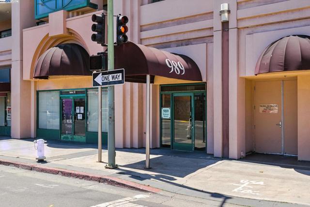 989 Webster, Oakland CA: https://media.crmls.org/mediaz/e3d86d22-0d98-4a46-9585-49271756cab2.jpg