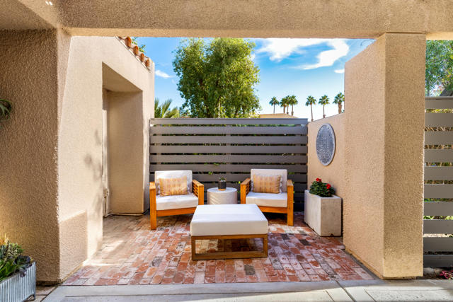 35 Mission Court Court, Rancho Mirage CA: https://media.crmls.org/mediaz/e3d89909-2700-4431-ae46-eda99a646423.jpg