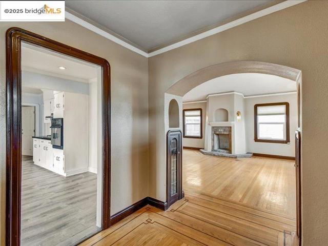 4211 Market St, Oakland CA: https://media.crmls.org/mediaz/e3d92ad9-be3d-4b35-8713-3e277975ba14.jpg