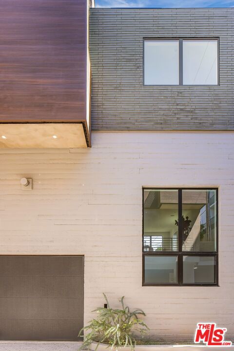 919 1/2 Hilldale Avenue, West Hollywood CA: https://media.crmls.org/mediaz/e3da0e10-5aa3-45f9-aedc-7ac28e91cb5d.jpg