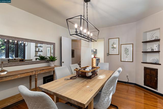 2600 55Th Ave, Oakland CA: https://media.crmls.org/mediaz/e3da3c43-7126-4112-862c-08c4c65e1aad.jpg