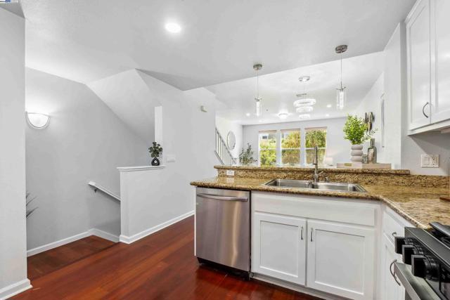 40742 Greystone Ter, Fremont CA: https://media.crmls.org/mediaz/e3da4a2c-8550-4200-859d-910841b70560.jpg