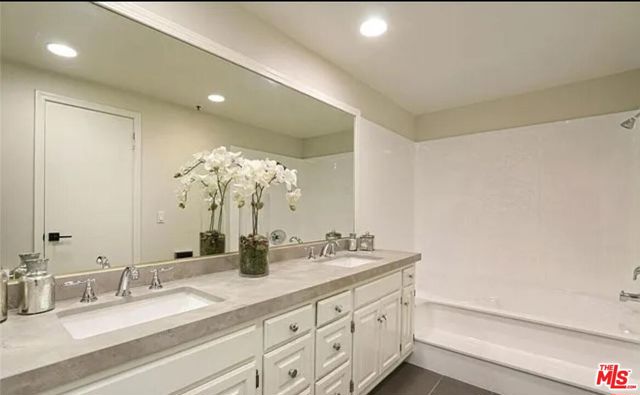 880 1st Street, Los Angeles, California 90012, 2 Bedrooms Bedrooms, ,2 BathroomsBathrooms,Condominium,For Sale,1st,24431939