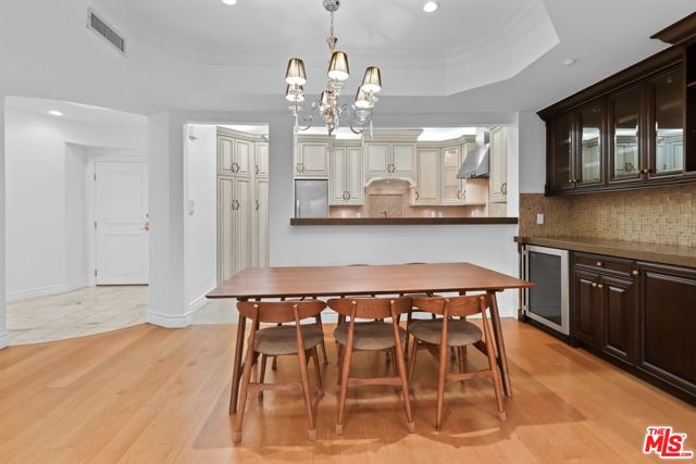 121 N Almont Drive, Beverly Hills CA: https://media.crmls.org/mediaz/e3dad5d1-2294-4989-a07e-b7ccc80209ce.jpg