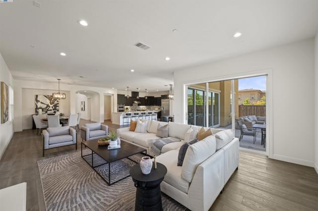 3044 Gritstone Street, Danville CA: https://media.crmls.org/mediaz/e3db2f84-361b-4731-9c34-fa140a7fd75d.jpg