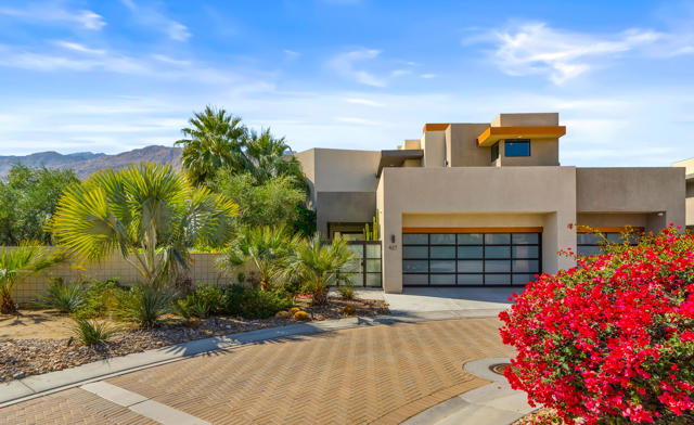 427 N Avenida Caballeros, Palm Springs CA: https://media.crmls.org/mediaz/e3db38c9-0f53-4638-bfcc-24de4c4b1015.jpg