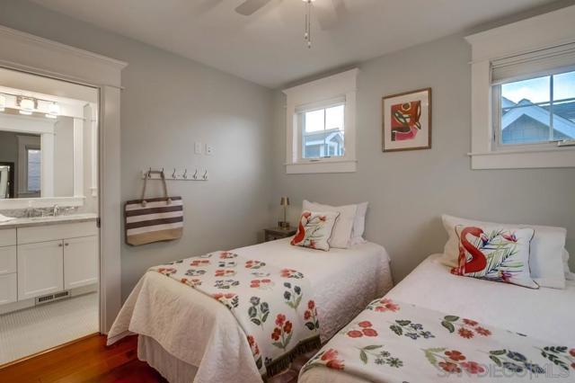 240 B Avenue, Coronado CA: https://media.crmls.org/mediaz/e3db7a14-5cc5-4245-b225-af03de05ede1.jpg