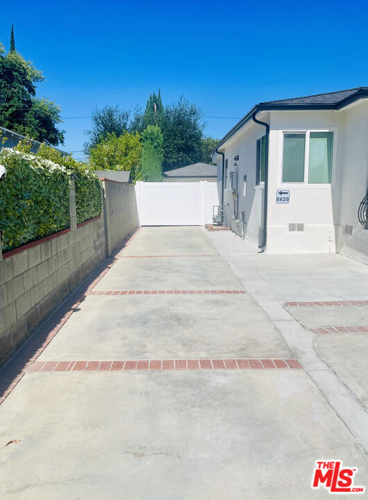 6627 Ranchito Avenue, Valley Glen CA: https://media.crmls.org/mediaz/e3db8fdc-8460-490a-ab06-9f62d46e138f.jpg