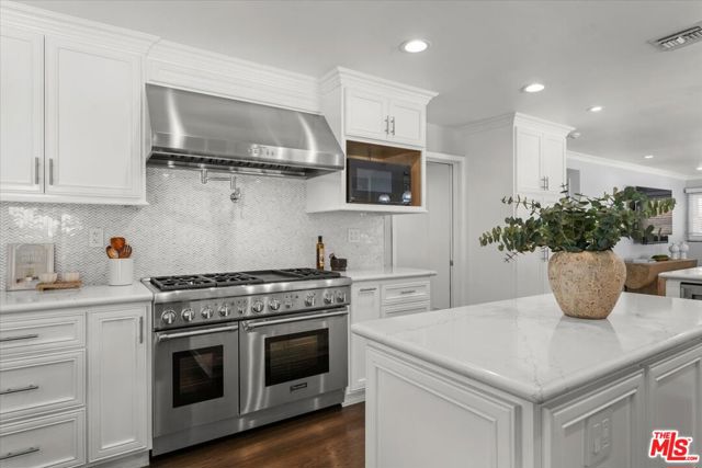 10411 Windtree Drive, Bel Air CA: https://media.crmls.org/mediaz/e3dc388d-5e4a-452a-ae94-1fe87a8c77ad.jpg
