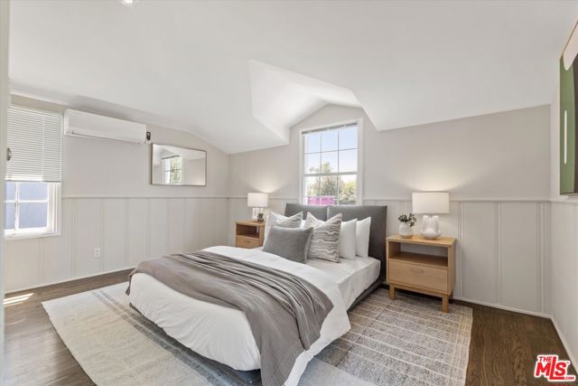560 N Croft Avenue, West Hollywood CA: https://media.crmls.org/mediaz/e3dca00a-8dd1-41c7-9424-c36d51ab37fb.jpg