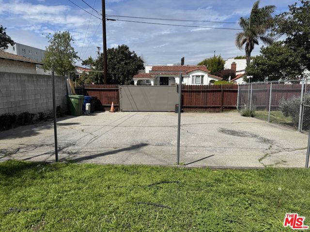 2437 Granville Avenue, Los Angeles CA: https://media.crmls.org/mediaz/e3dcacc7-c4d6-4d65-8c58-d291495b0cda.jpg