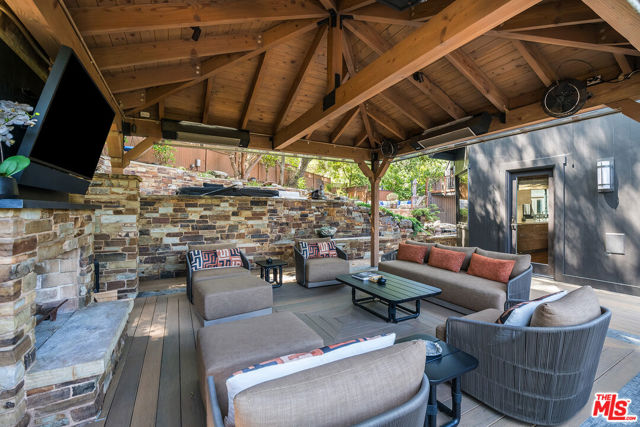 3000 Cornwall Drive, Glendale CA: https://media.crmls.org/mediaz/e3dd040e-5a0f-4333-9710-4aa74baa9da1.jpg