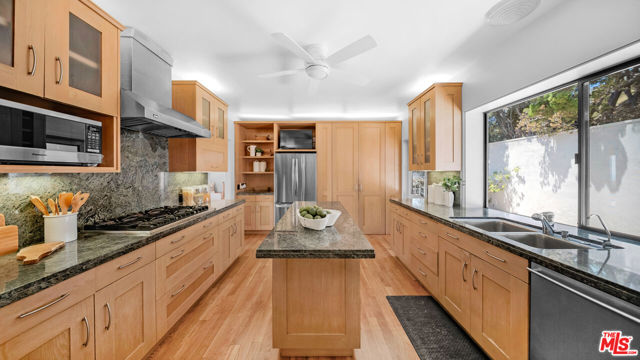 966 Bluegrass Lane, Los Angeles CA: https://media.crmls.org/mediaz/e3dd168d-28ce-4514-89a8-ee2fa768b499.jpg