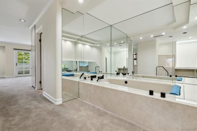 3946 La Jolla Village Dr, La Jolla CA: https://media.crmls.org/mediaz/e3ddee9e-4522-4a8f-a771-cd1077cad4f9.jpg