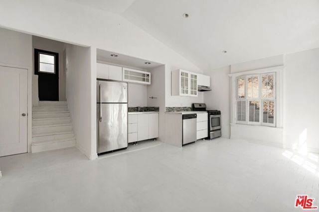 2165 Valentine Street, Los Angeles CA: https://media.crmls.org/mediaz/e3ded0f3-6f3b-4f94-b294-fc61bf31ec79.jpg