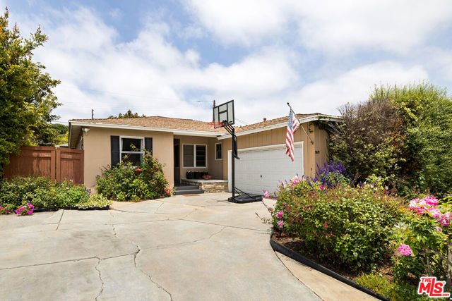 11419 Francis Place, Los Angeles CA: https://media.crmls.org/mediaz/e3def149-8646-49be-bc39-64eae88df1ab.jpg