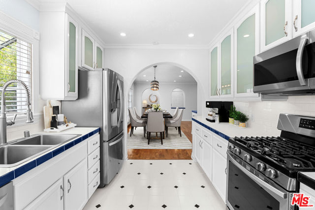 910 N Alfred Street, West Hollywood CA: https://media.crmls.org/mediaz/e3defe66-f5b4-45b9-842e-fedee2c9babe.jpg