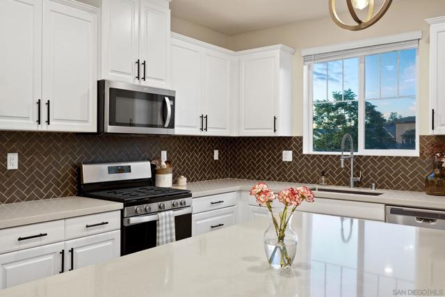 28079 Harvest Ct, Valley Center CA: https://media.crmls.org/mediaz/e3df541d-a904-4839-8713-0ff3fb94eab5.jpg